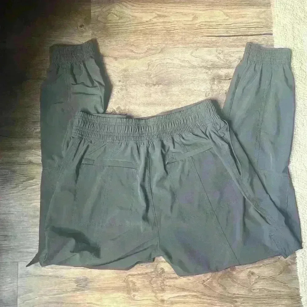 Athleta pant 4P NWOT Never worn. Greenish color. water resistant. - Picture 10 of 11